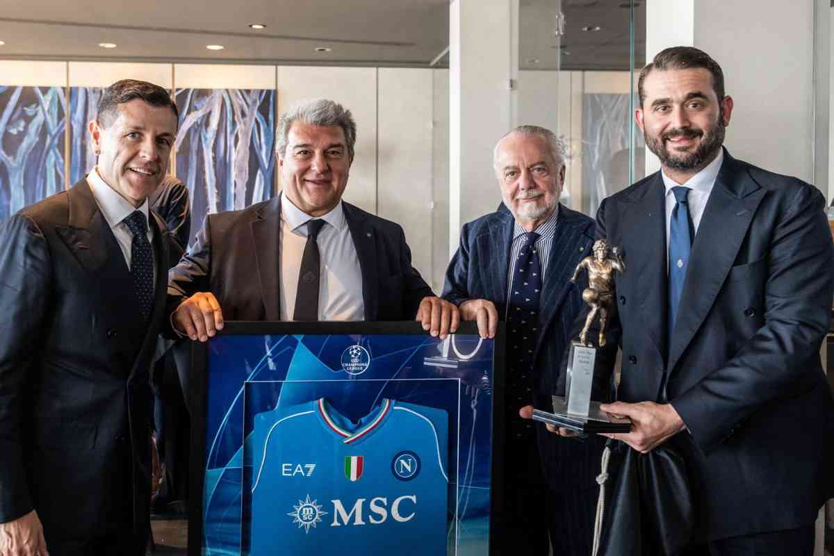 Il Napoli regala al Barcellona una statuetta di Maradona: sarà esposta al museo