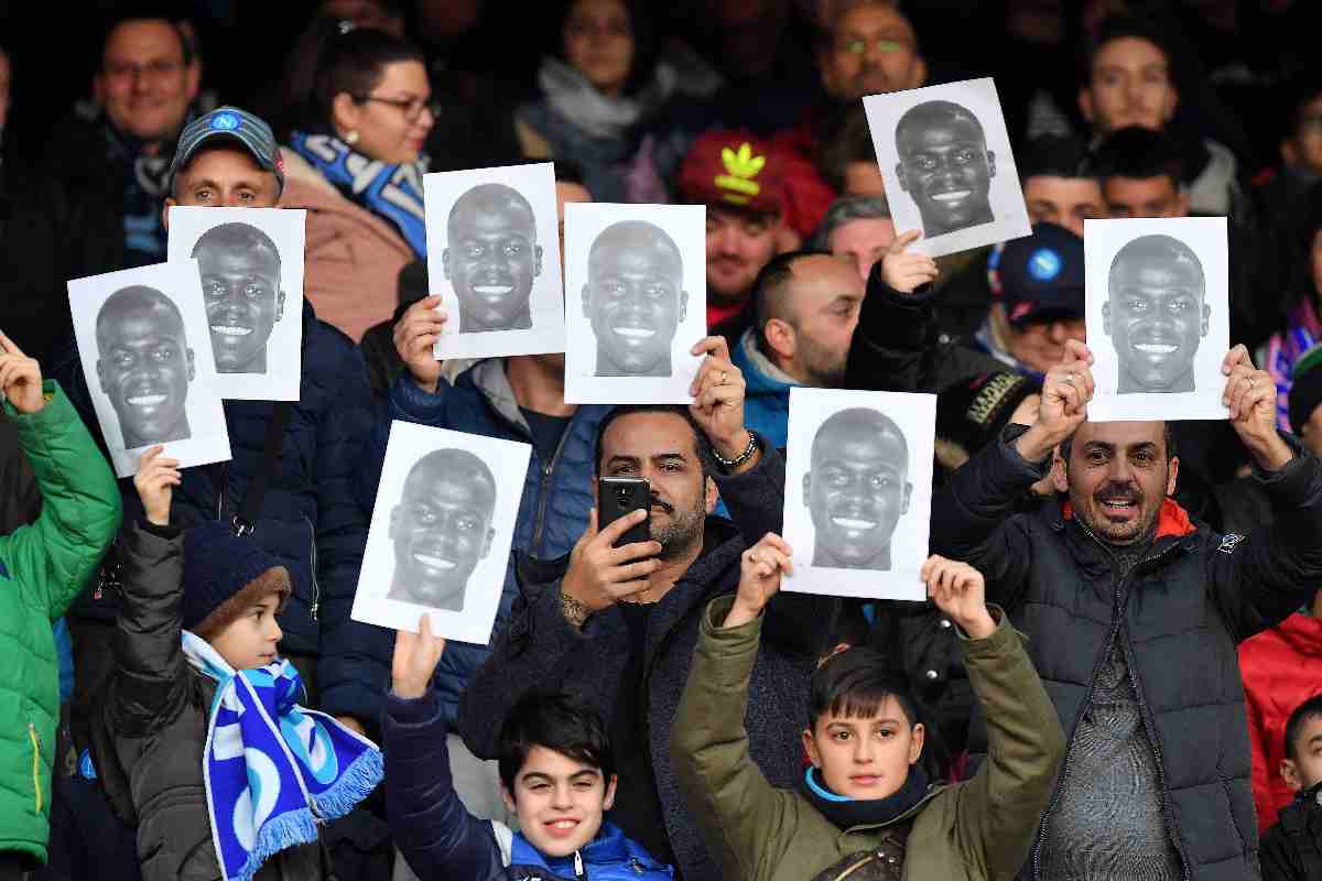 Tifosi del Napoli con migliaia di foto con il volto di Koulibaly