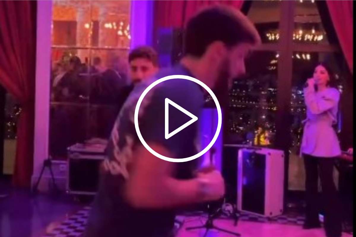 Kvaratskhelia balla con i compagni di squadra