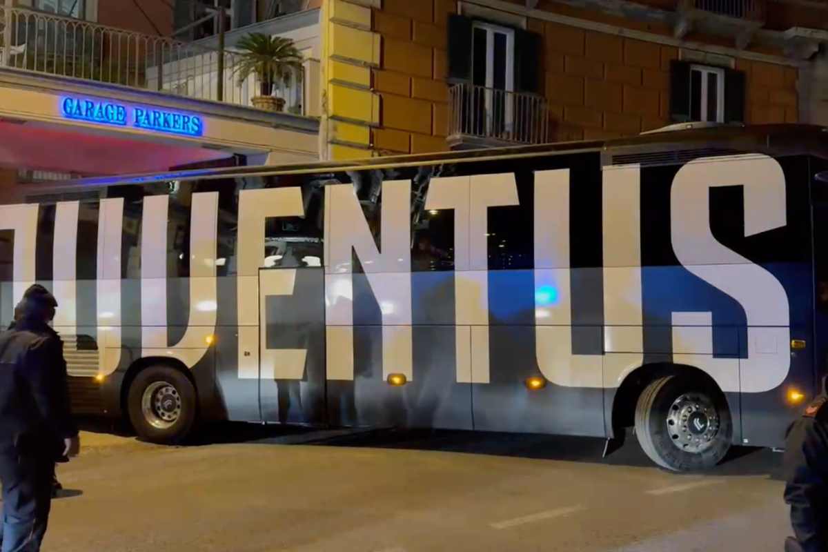 La Juventus arriva a Napoli, tifosi bianconeri in massa all'hotel