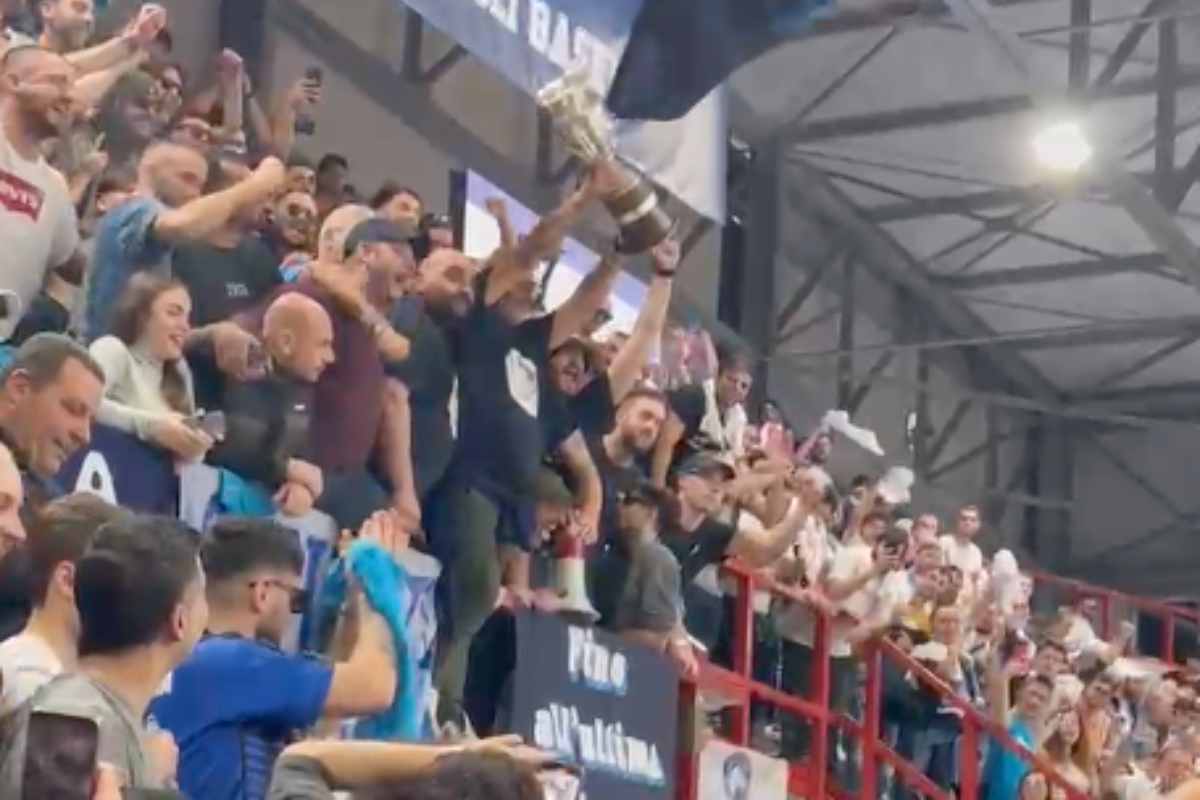 Gli ultras del Napoli basket alzano la Coppa Italia