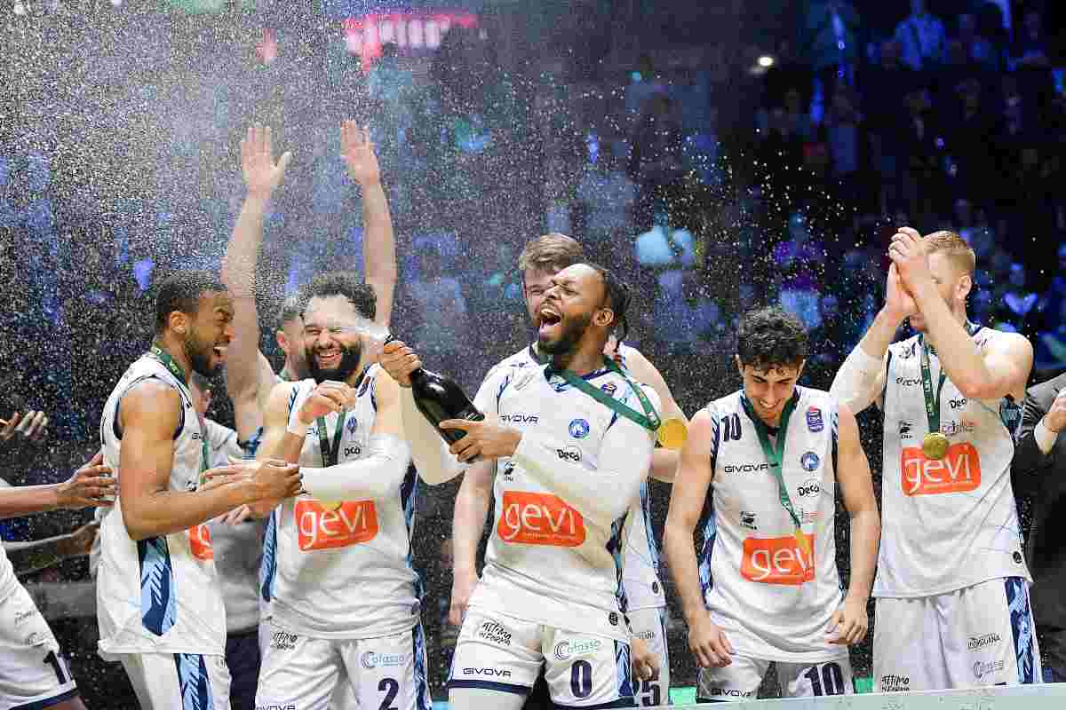 Il Napoli Basket vince contro la Dinamo Sassari