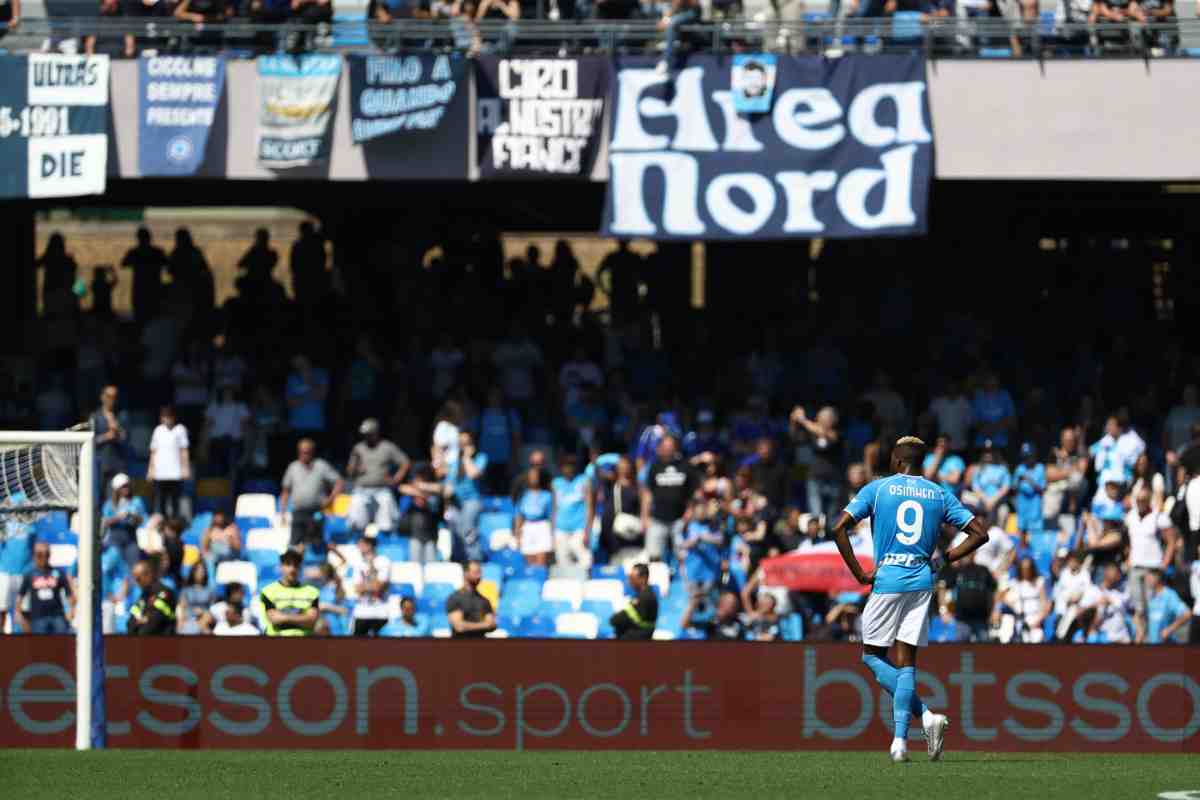 Contestazione dei tifosi al Maradona: steward in cordono per difendere i calciatori del Napoli