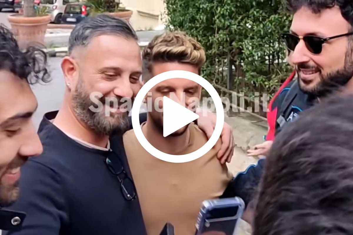 Mertens è a Napoli: bagno di folla e tifosi in visibilio per il belga – VIDEO