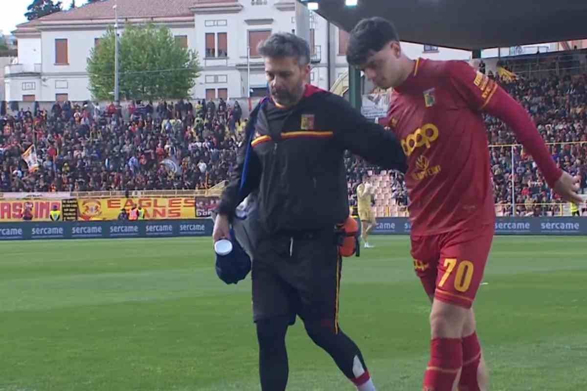 Ambrosino sconsolato in panchina, brutte notizie: cos'è successo al talento del Napoli