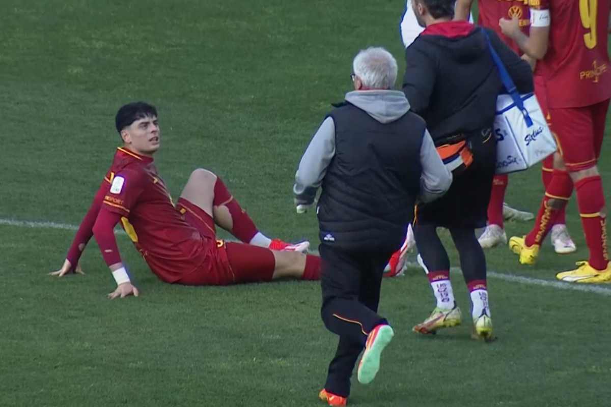 Ambrosino sconsolato in panchina, brutte notizie: cos'è successo al talento del Napoli