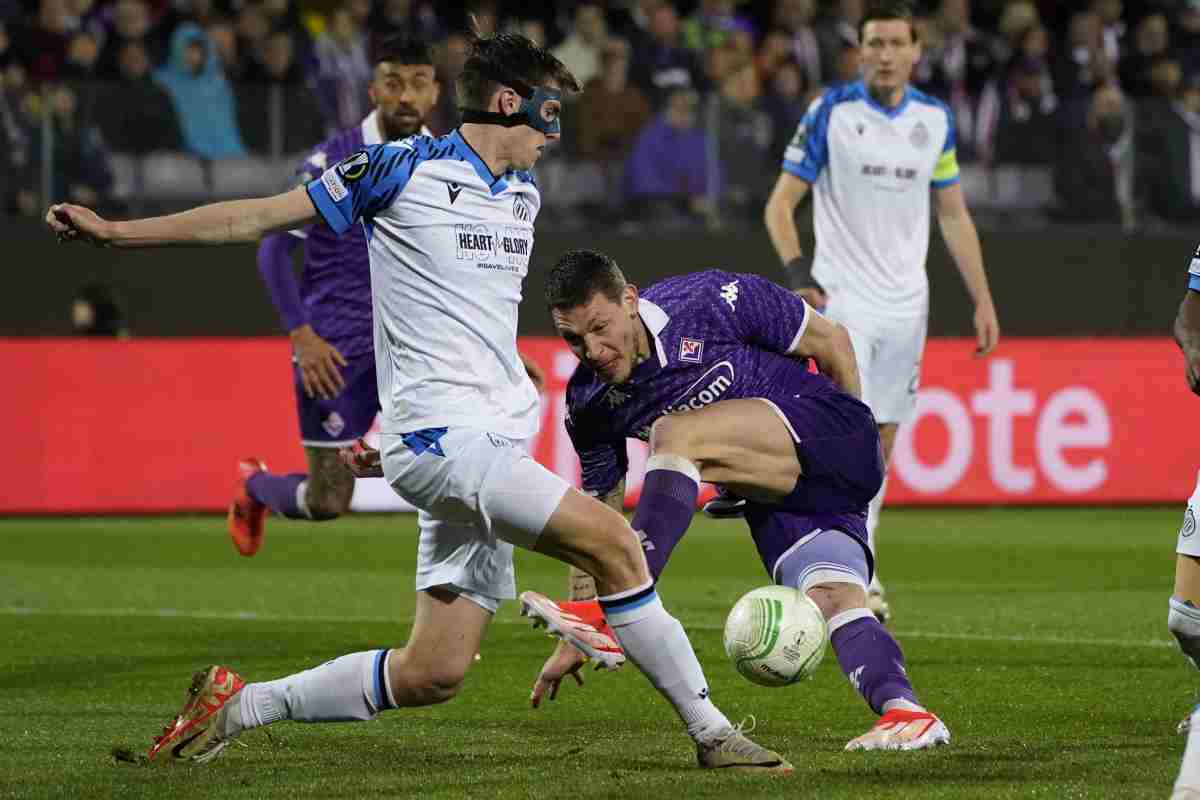 Spileers (a sinistra) in azione contro la Fiorentina in Conference League 