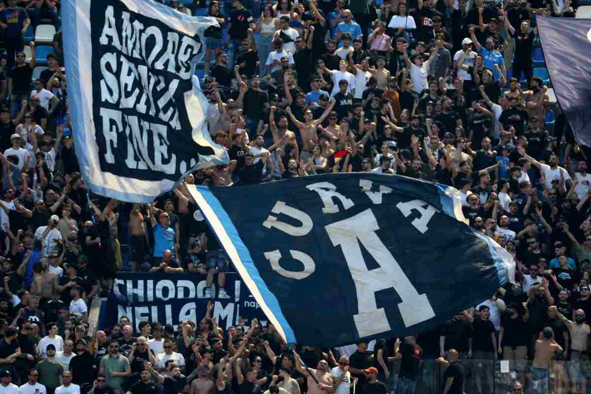 Fiorentina Napoli, spunta lo striscione dei tifosi azzurri: la frase è fortissima!