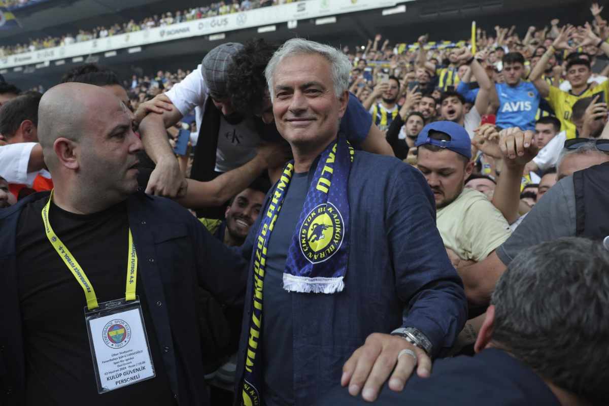 Mourinho al Fenerbahçe: vuole soffiare due colpi di mercato al Napoli