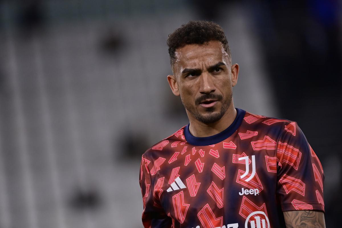 Danilo della Juventus con la tuta da pre gara in campo