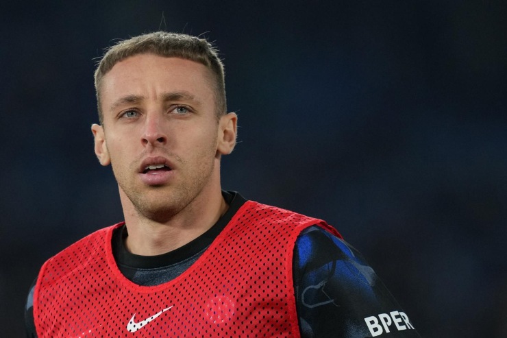 Davide Frattesi con la tuta d'allenamento prima della partita