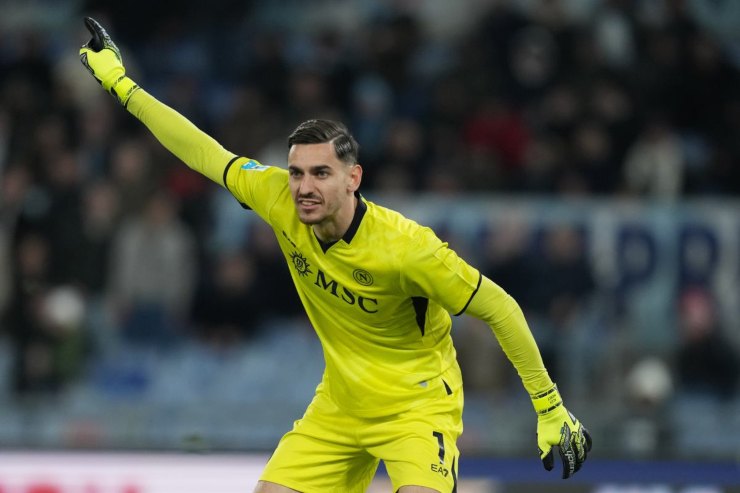 Alex Meret dà indicazioni in campo 