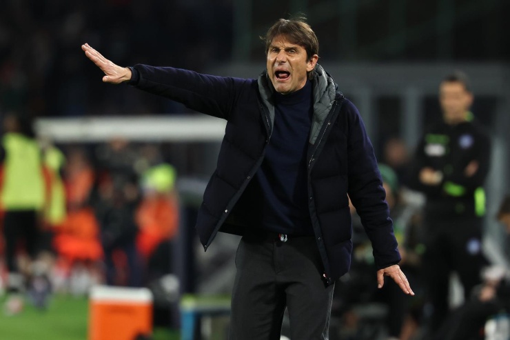 Antonio Conte dà indicazioni in campo