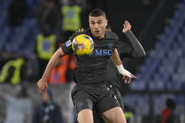 Alessandro Buongiorno in campo durante un contrasto 