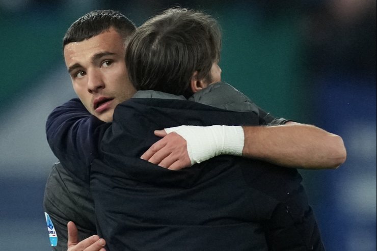 Buongiorno abbraccia Conte 