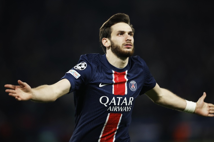 Kvaratskhelia esulta dopo il gol