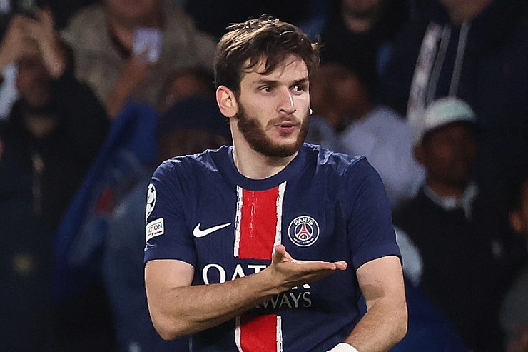 Kvaratskhelia esulta con un bacio 