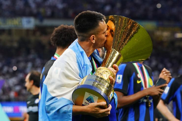 Lautaro Martinez bacia la coppa della Serie A