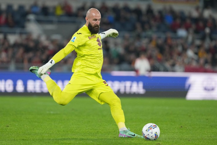 Milinkovic-Savic in campo prima di calciare il pallone