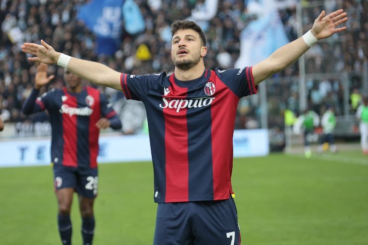 Riccardo Orsolini esulta dopo un gol 