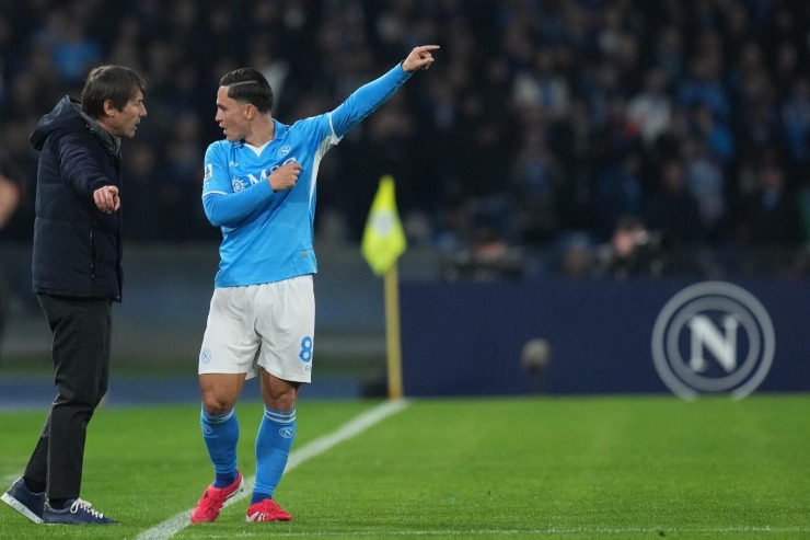 Raspadori con Conte in campo 