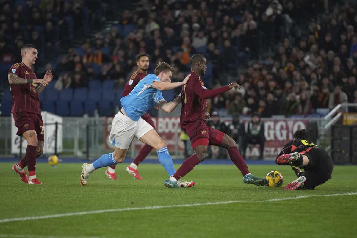 McTominay in uno scontro di gioco durante Roma-Napoli