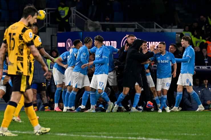 Squadra Napoli si abbraccia