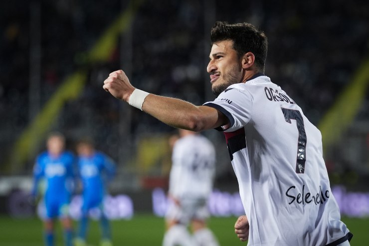 Orsolini esulta al gol