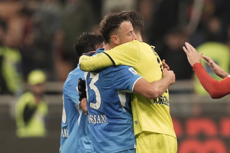 Meret e Rrahmani si abbracciano