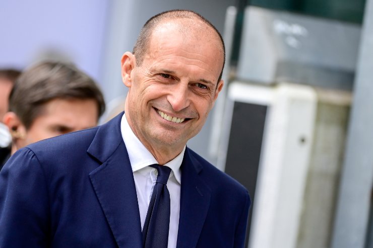 Allegri sorridente fuori dal campo 