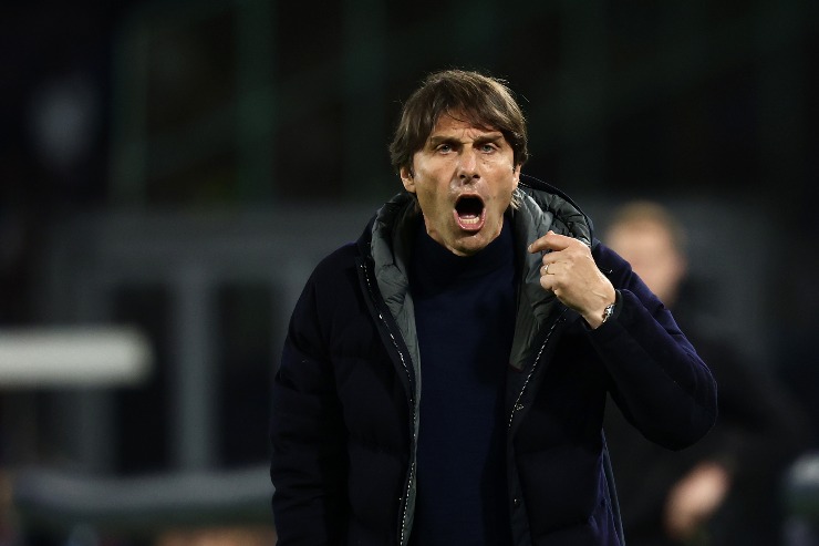 Antonio Conte si lamenta in panchina