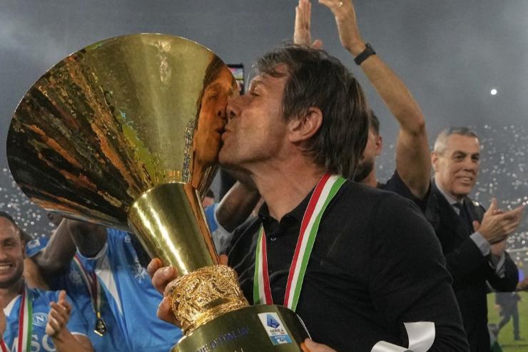 Antonio Conte durante la festa Scudetto dopo Napoli-Cagliari