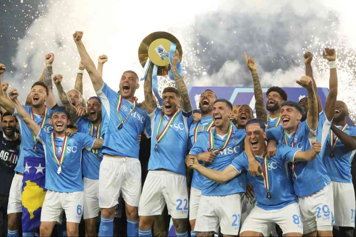 Di Lorenzo alza la coppa Scudetto