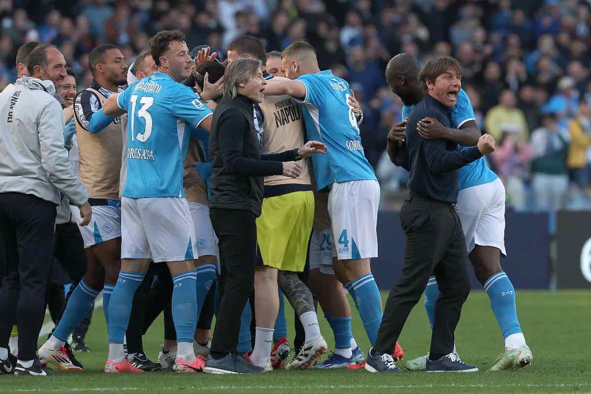 Il Napoli festeggia in campo