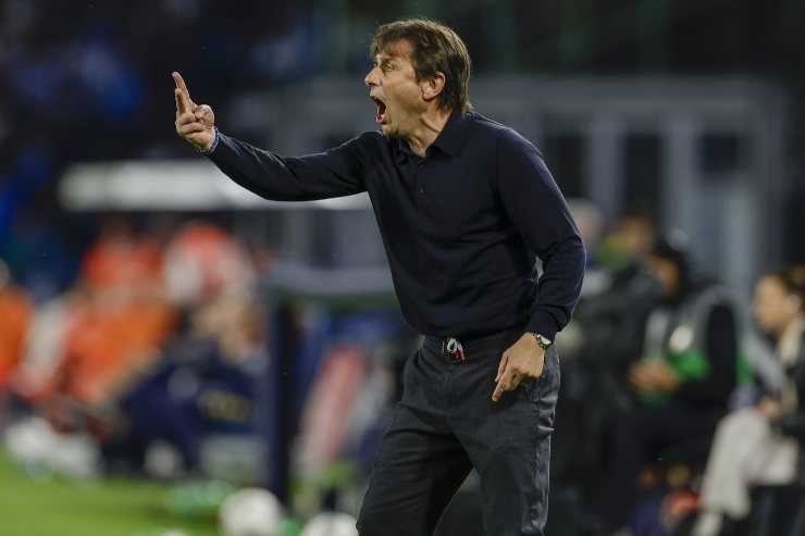 Antonio Conte dà indicazioni in campo 