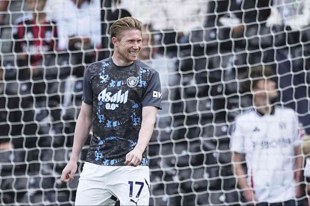Kevin De Bruyne sorridente in campo