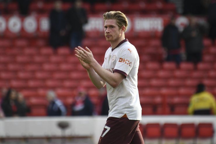De Bruyne applaude in campo 