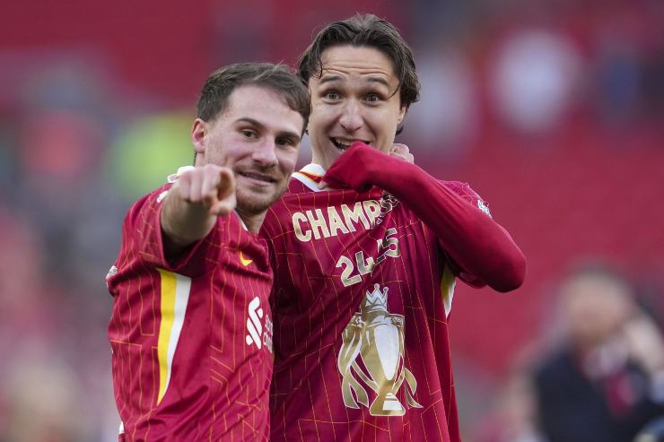 Federico Chiesa festeggia la vittoria della Premier League
