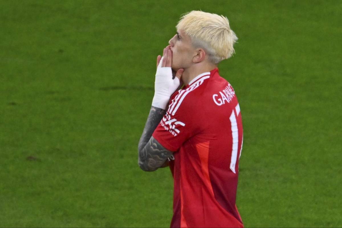 Garnacho disperato con le mani sul volto