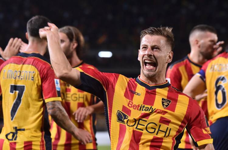 I giocatori del Lecce esultano dopo un gol