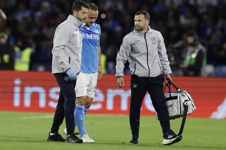 Stanislav Lobotka esce dal campo dolorante