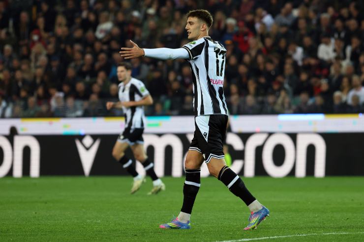 Lorenzo Lucca in campo con l'Udinese 