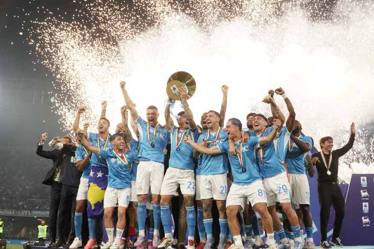 Il Napoli alza la coppa dello scudetto