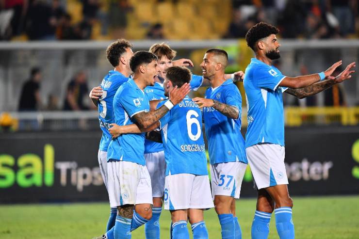 I calciatori del Napoli abbracciati dopo un gol 
