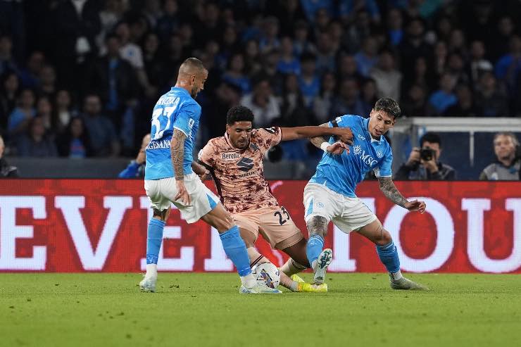 Olivera e Lobotka durante il match col Torino