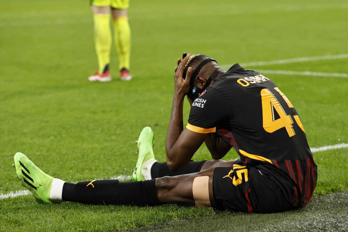 Osimhen accasciato in preda alla disperazione