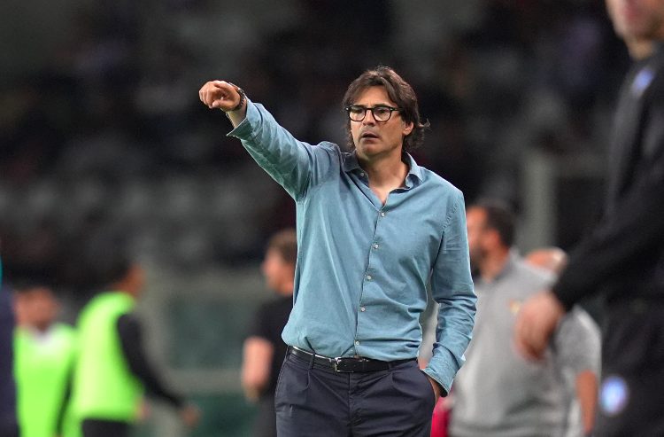 Vanoli guida i suoi ragazzi dalla panchina contro il Venezia