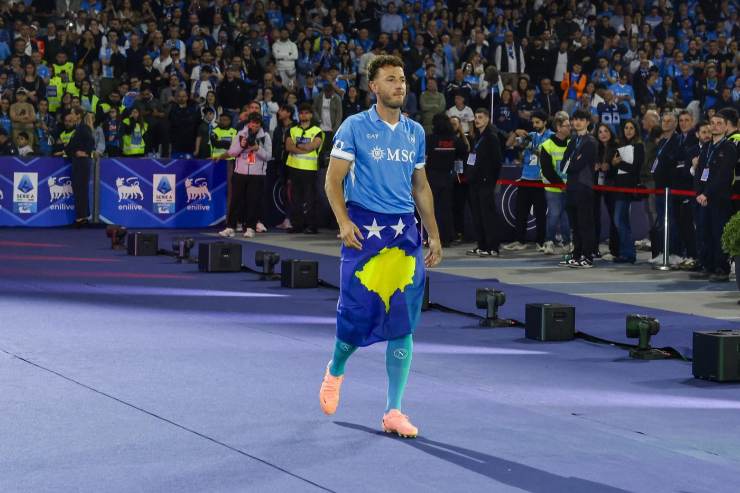 Rrahmani in campo per la premiazione del Napoli 