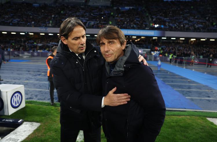 Simone Inzaghi ed Antonio Conte si abbracciano