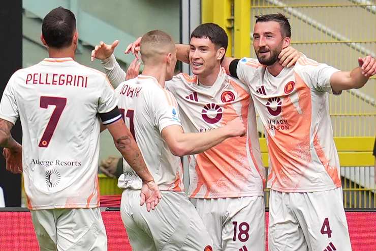 Esultanza dei giocatori della Roma al gol di Soulé